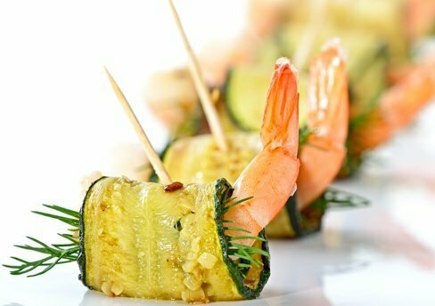 roulés de courgettes grillés avec des gambas